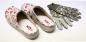 Preview: Angro 2er Set Gartenclogs Hühner beige mit Handschuhen Damenclogs superleicht