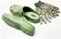 Preview: Angro 2er Set Gartenclogs grün mit Hundemotiv und grüne Gartenhandschuhe Damenclogs superleicht