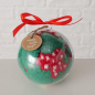 Preview: Boltze Home Collection Kuschelsocken 2er Set rot und grün Zuckerstange Weihnachtsmann in einer Kugel verpackt