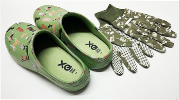 Angro 2er Set Gartenclogs grün mit Hundemotiv und grüne Gartenhandschuhe Damenclogs superleicht
