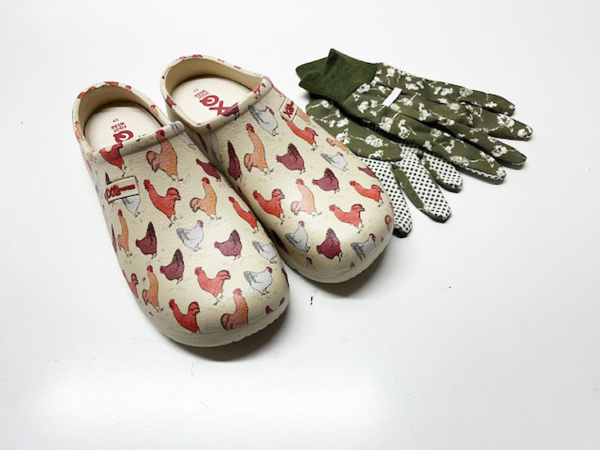 Angro 2er Set Gartenclogs Hühner beige mit Handschuhen Damenclogs superleicht
