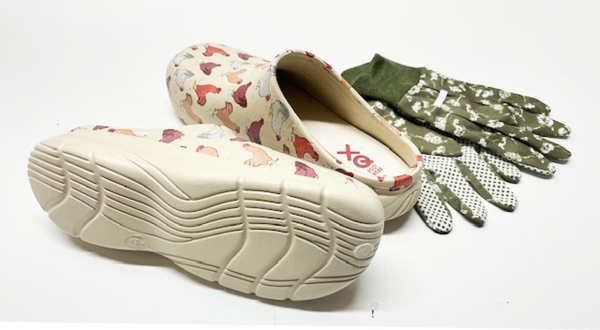 Angro 2er Set Gartenclogs Hühner beige mit Handschuhen Damenclogs superleicht