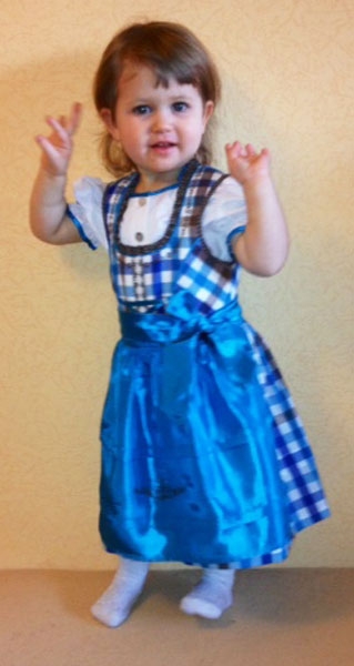 Zauberhaftes blau kariertes Kinderdirndl mit Schürze und Bluse