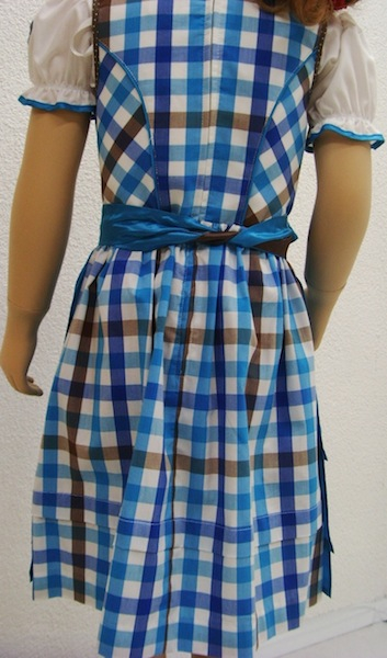 Zauberhaftes blau kariertes Kinderdirndl mit Schürze und Bluse