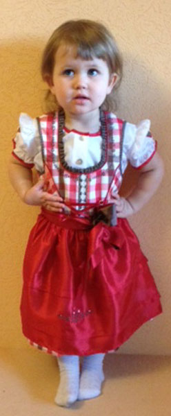 Zauberhaftes rot kariertes Kinderdirndl mit Schürze und Bluse