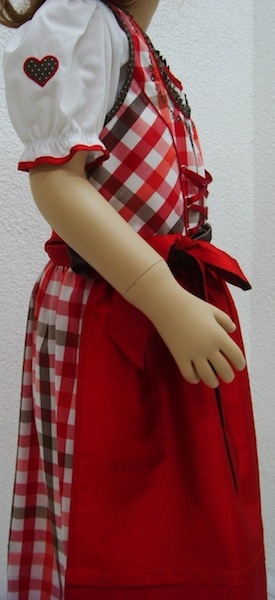Zauberhaftes rot kariertes Kinderdirndl mit Schürze und Bluse