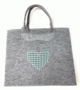 Filztasche hellgrau mit grün kariertem Herz und Henkel Trachtentasche 38cm x 20 cm Henkeltasche