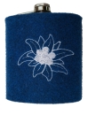 Alptraum Flachmann aus Edelstahl mit Filzhülle in blau und Edelweißstickerei 200 ml